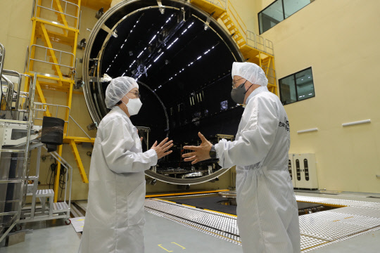 임혜숙 과기정통부 장관(왼쪽)이 31일 오후 대전 한국항공우주연구원에서 주요 위성 및 달궤도선(KPLO) 부분품 조립 시험시설에서 이상률 항우연 원장으로부터 설명을 듣고 있다.  과기정통부 제공